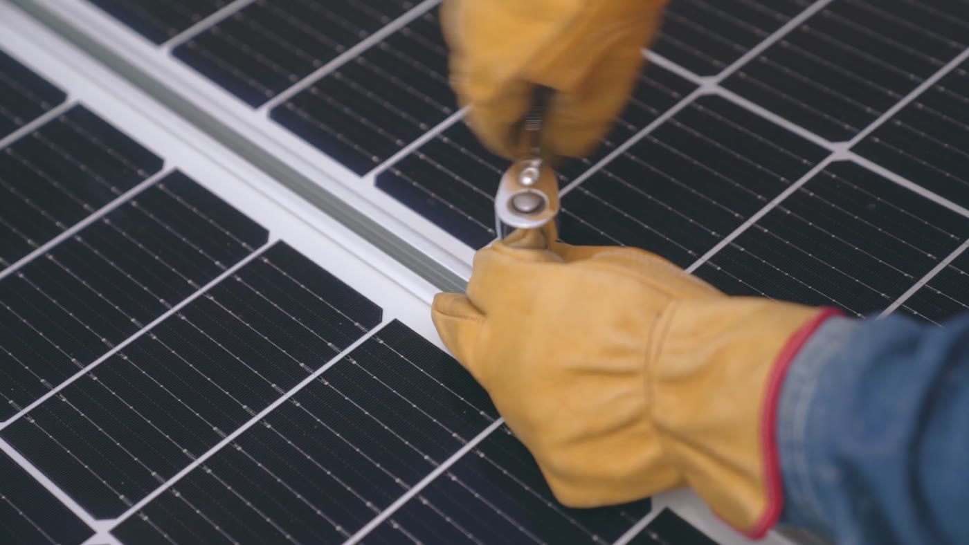 Detalhe de componentes de sistema fotovoltaico
