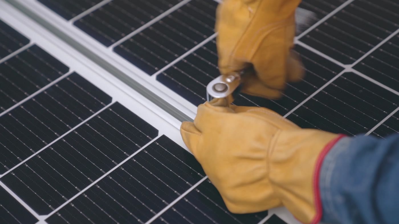 Equipe realizando instalação de painéis solares