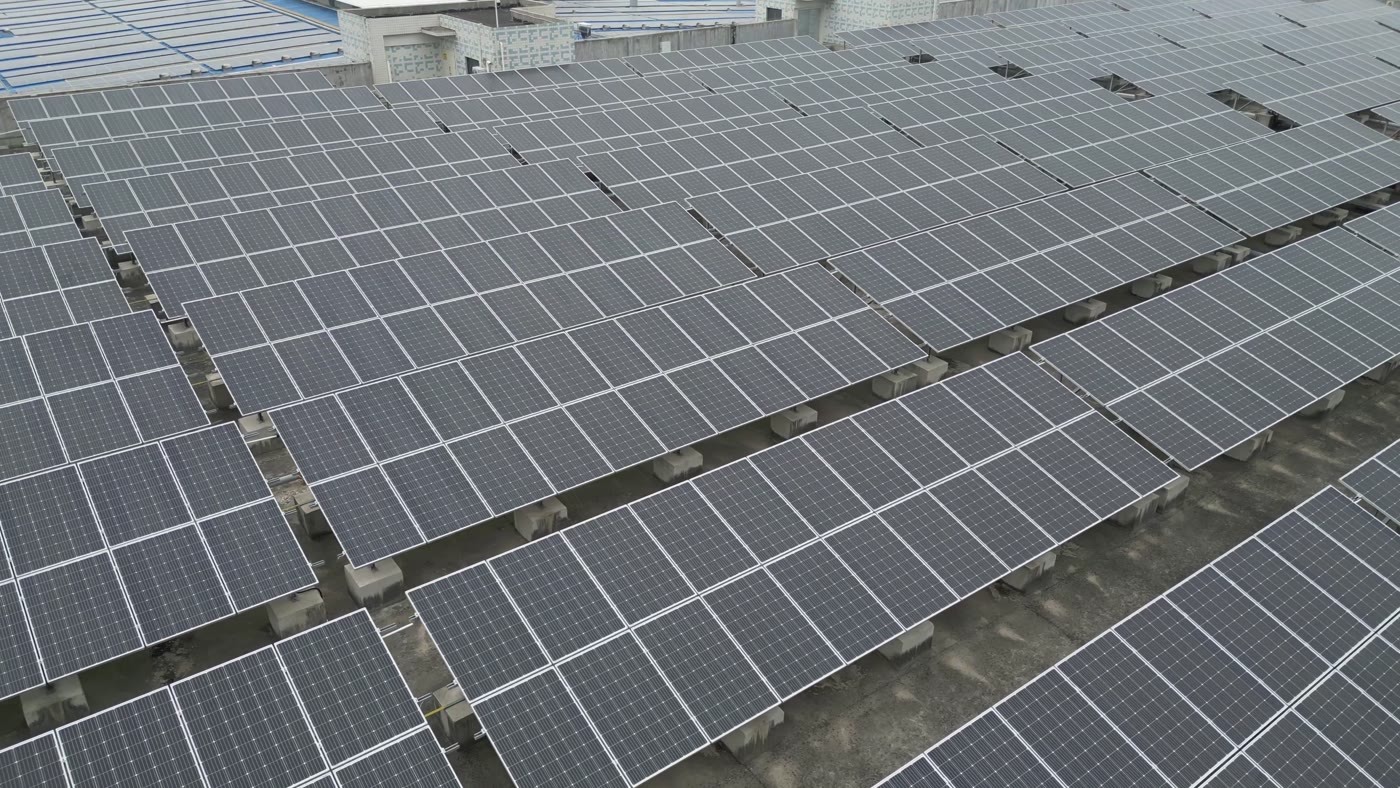Instalação de painéis solares em projeto empresarial