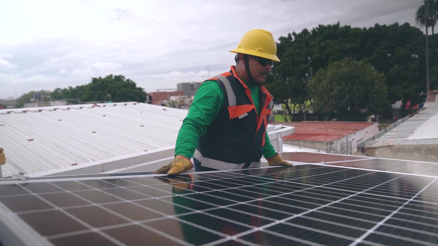 Equipe da área de energia solar realizando instalação